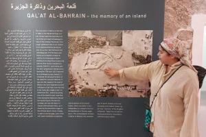Zwiedzanie Muzeum Qal'at al-Bahrain z archeolożką Mashaal Al-Shamsi. (Foto: Ł. Rutkowski)