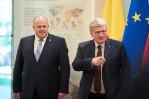 Prorektorzy UW, prof. dr hab. Adam Niewiadomski i prof. dr hab. Zygmunt Lalak, podczas wernisażu wystawy Wydziału Nauk Ekonomicznych