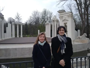 Dr Magdalena Łazicka i Prof. Frédéric Lemaître w Łazienkach Królewskich (Fot. Prof. Maciej Garstka).
