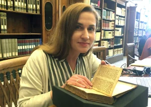 Dorota Dzierzbicka szukająca znaków wodnych_aut.D.Elagina