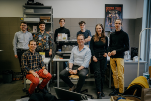 Grupa Soft Matter Physics na Wydziale Fizyki, w tym zespół projektowy: Radost Waszkiewicz, Franciszek Myck, Łukasz Białas, Maria Puciata-Mroczynska. Brakuje Michała Dzikowskiego i