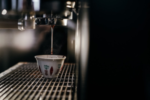 Pod ciśnieniem: fizyka parzenia idealnego espresso