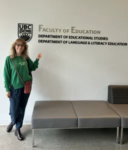 Małgorzata Przanowska w holu głównym Ponderosa Commons North, jednego z budynków Wydziału Edukacji, UBC