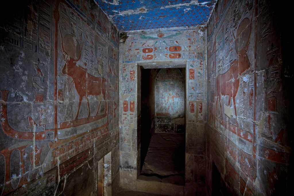 Dokumentacja darów wotywnych dla Hathor w ramach wyjazdu badawczego do świątyni Hatszepsut w Deir el-Bahari